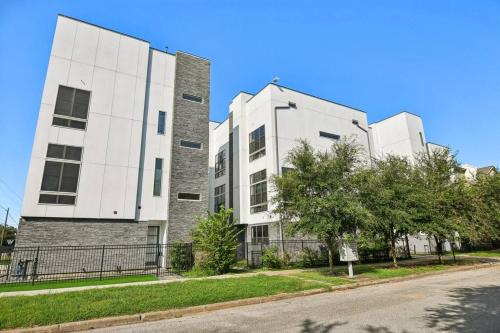 East Downtown Houston House | EADO Lux 3 Story with Rooftop Views