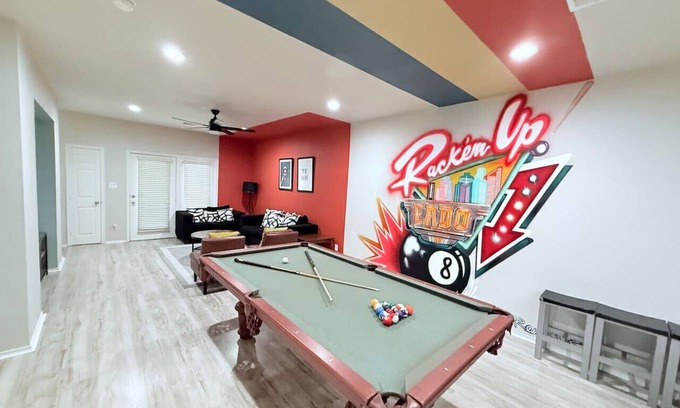 East Downtown Houston House | EaDo Townhome Pool Table By Convention & Stadiums