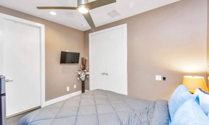 East Downtown Houston House | Relax in EaDo: Rooftop Bar, City Views & Private Jacuzzi