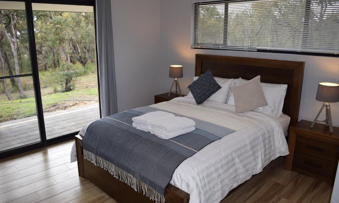 Eagle Bay Bed & Breakfast | Discover Eagle Bay House: Child-Friendly & 4-Star Comfort