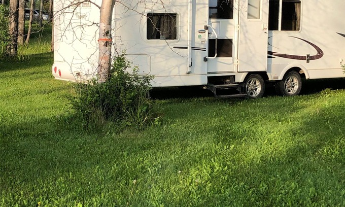 Onanole House | Pet-Friendly Eagle Camper Experience at Sunset Bay