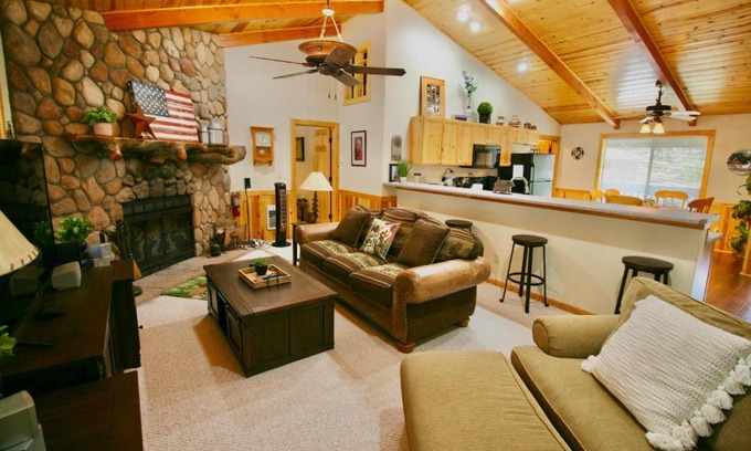 Pinetop House | Experience Eagle Circle: Pet-Friendly 4-Star Retreat