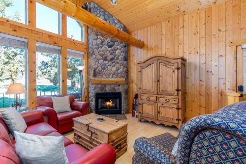 Redmond Ski Chalet | Relaxing Eagle Crest Chalet with Hot Tub & Family Features