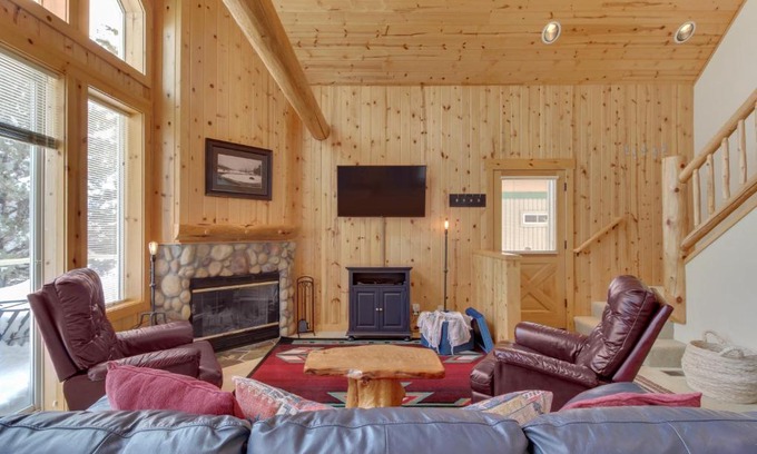 Redmond Ski Chalet | Discover Eagle Crest Elegance: Family-Friendly Retreat