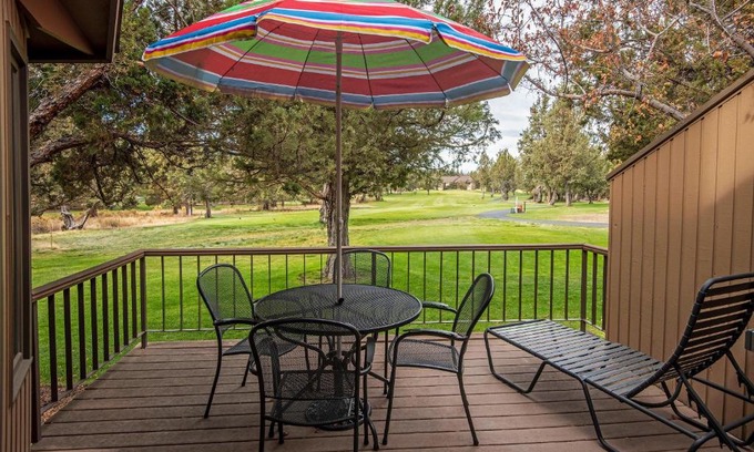 Redmond House | Relax at Eagle Crest on the Green with Pool & Breakfast