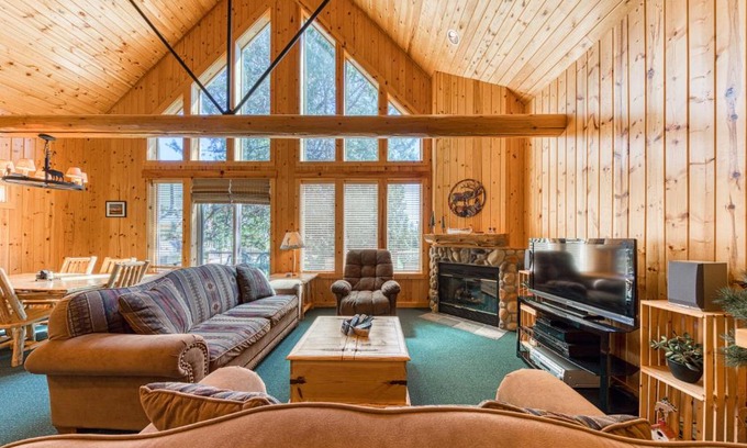 Redmond Ski Chalet | Relaxing Eagle Crest: Prairie Falcon Retreat with Pools