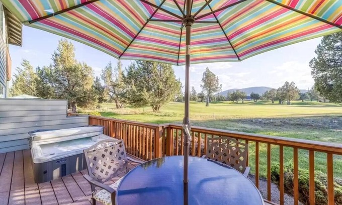 Redmond House | Explore Eagle Crest: Spa, Pool & Scenic Golf Views!