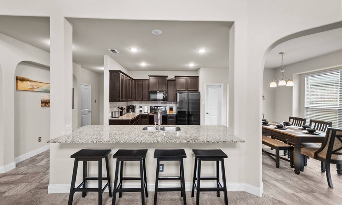Pelican Bay Villa | Family-Friendly Eagle Mountain Villa & Spa in Azle
