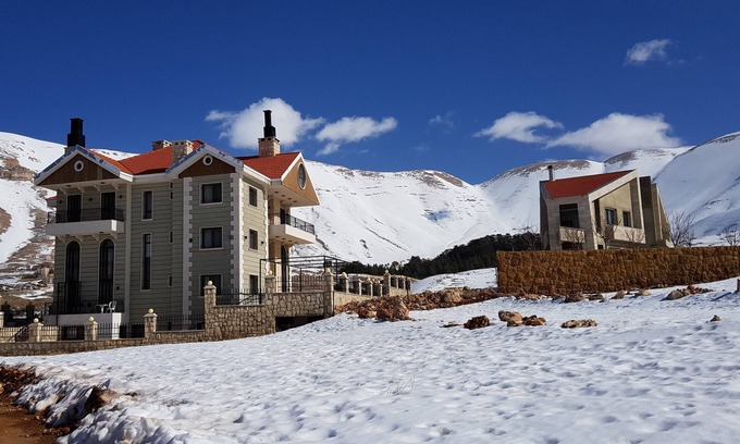 Al Arz Ski Chalet | Eagle Nest - Duplex Apartment with Pool & Breakfast
