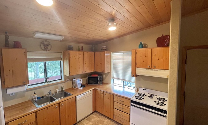 Eagle Nest Hotel | Discover Eagle Nest Fly Shack and Lodge with Family Amenities