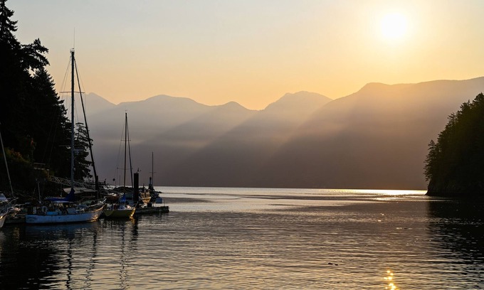 Bowen Island Cabin | Oceanfront Eagle Nest Vacation Rental with Pool & Breakfast