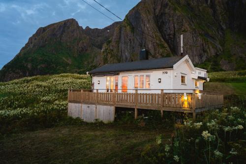 Vestvagøy Ski Chalet | Oceanfront Bliss at Eagle Point Lofoten - 4-Star Retreat
