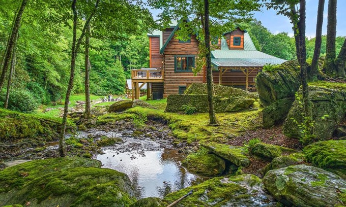 Banner Elk House | Relax at Eagle Ridge Falls: Hot Tub & Pet Friendly Amenities