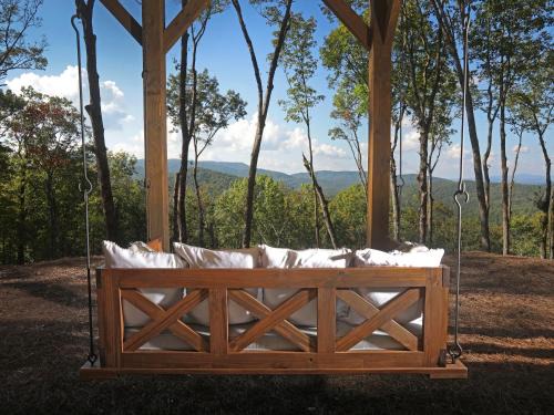 Aska House | Discover Eagle Ridge - Mountain View Home with Fire Pit