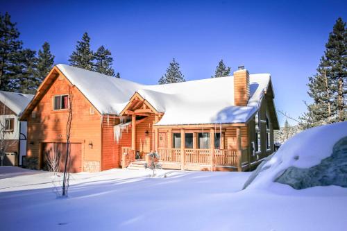 Castle Glen Estates House | Eco-Friendly Eagle Ridge Views: Family-Friendly Retreat