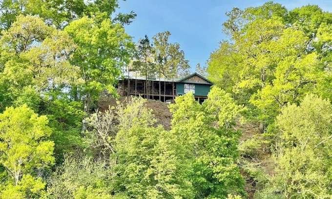 Tahlequah Cabin | Scenic Eagle Rock Cabin with Illinois River Access