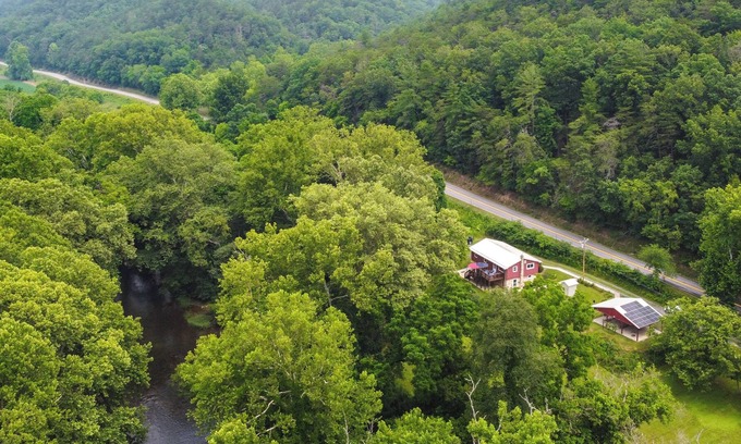 Eagle Rock Cottage | Eagle Rock Cottage: Cozy Creekside Getaway w/ Deck