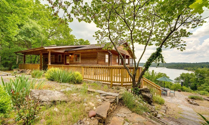 Eagle Rock House | Beautiful Eagle Rock Retreat with Lake Views and Spa