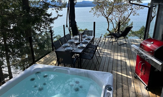 Pender Island House | Eagle Rock: Family-Friendly Oceanfront Retreat with Pool