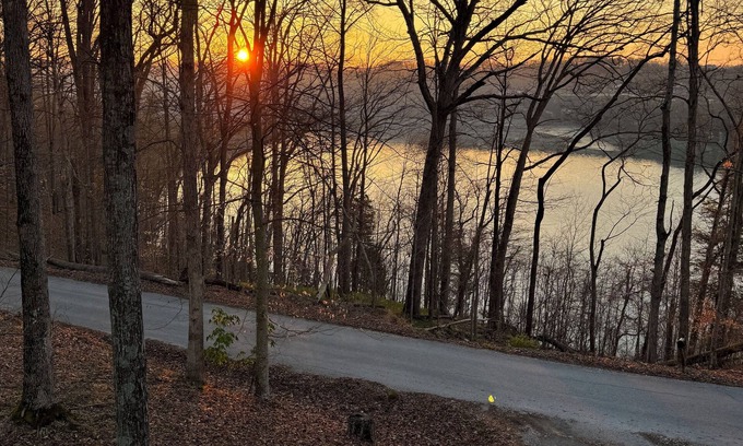 Nancy House | Serene Eagle's Cliff at Lake Cumberland with Pool & Breakfast!