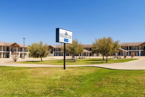 Three Rivers Hotel | Discover Eagle's Den: Pet-Friendly Retreat in Three Rivers