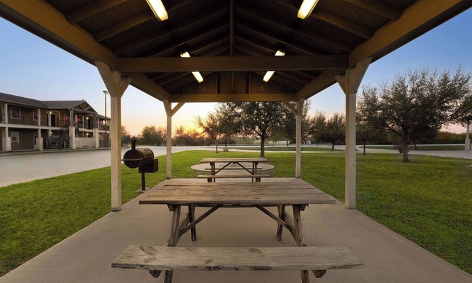 Three Rivers Hotel | Guest Rated: 9.2 at Eagle's Den Travelodge in Texas