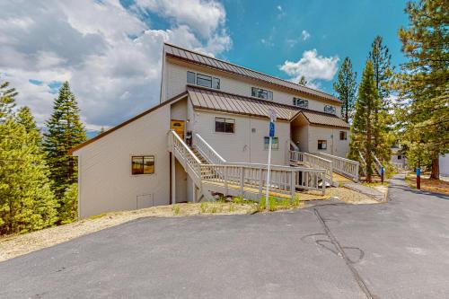 Lakeshore Apartment | Family-Friendly Stay at Eagle's Nest Condo #81