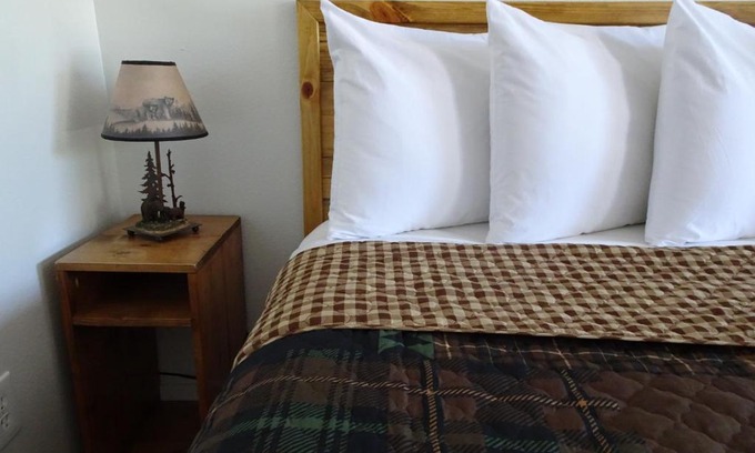 Priest River Hotel | Cozy Eagle's Nest Motel: Top-Rated Stay with Hot Tub