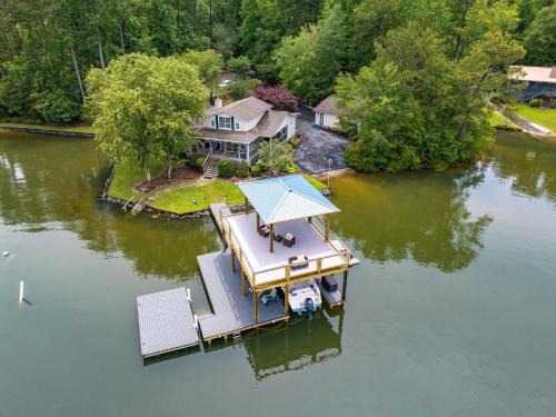 Pleasure Point House | Relax at Eagle's Nest on Lake Martin with Family & Pets