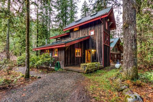 Mount Hood Village House | Unwind at Eagle's Perch: Pet-Friendly with Hot Tub Bliss