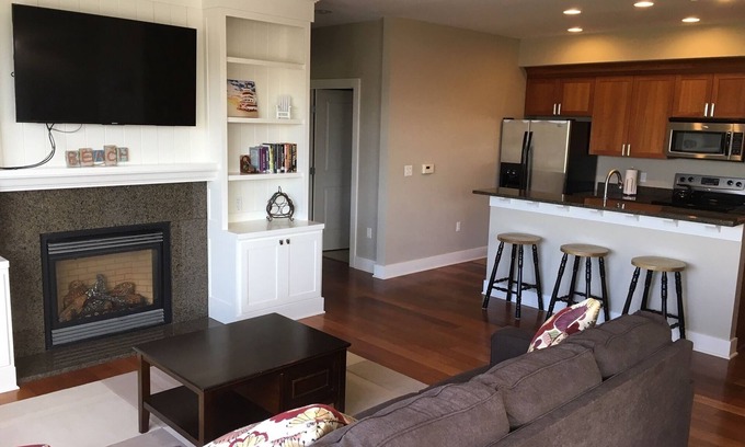South Haven Condo | Eagle Street Retreat: Prime Location Near Beach & Dining