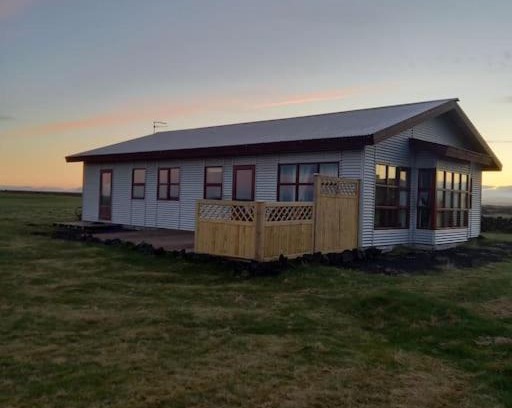 Kirkjubaejarklaustur Villa | Pet Friendly Eaglerock Guesthouse with Family Amenities