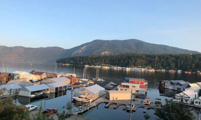 Bayview House | Serene Hillside Lake View Cabin with Breakfast & Kitchen