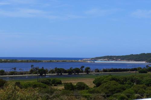 Ocean Beach Ski Chalet | Discover Eagles Nest Ocean Lookout - 4-Star Retreat!