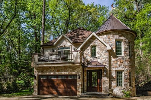 New Buffalo House | Discover Eagles Nest: Family-Friendly Hotel with Hot Tub
