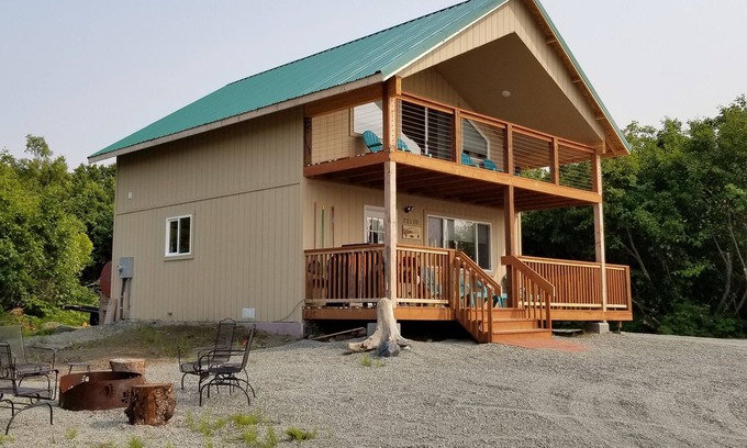 Cohoe Cabin | Relax at Eagles Nest Cabin with Spa & Breakfast in Kasilof