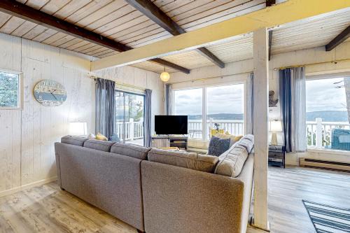 Diamond Point House | Unforgettable Eagles' Oceanview: Pet & Child-Friendly Retreat