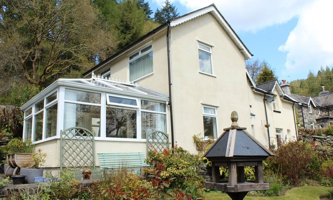 Gwynedd- Snowdonia House | Experience Eagles View: Top-Rated with Family-Friendly Amenities