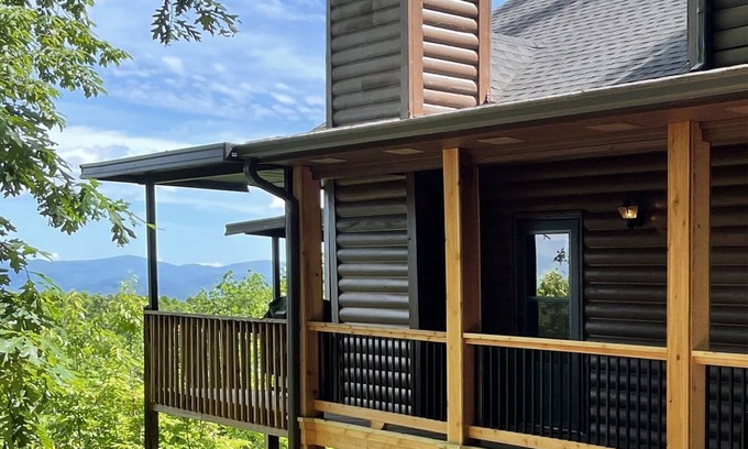 Helen Cabin | Experience Eagles View: Family-Friendly Cabin with Pool