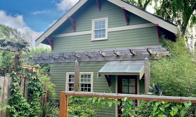 Ballard Cottage | Unforgettable Stays at Ballard's Top-Rated Hotel!