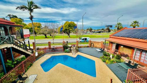 Mildura Hotel | Relax at Early Australian Motor Inn with Pool & Spa