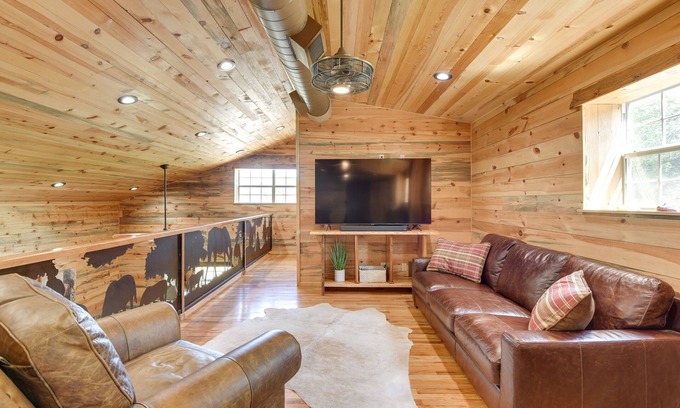 Early Cabin | Cozy Cabin Retreat with Deck near Lake Brownwood