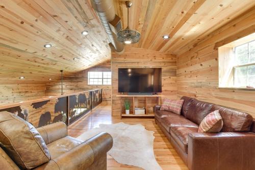 Early House | Idyllic Cabin Retreat with Deck Near Lake Brownwood
