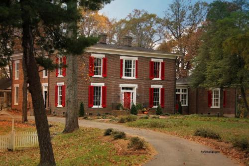 Rocky Mount Bed & Breakfast | Pet-Friendly Retreat at Early Inn with Breakfast Included