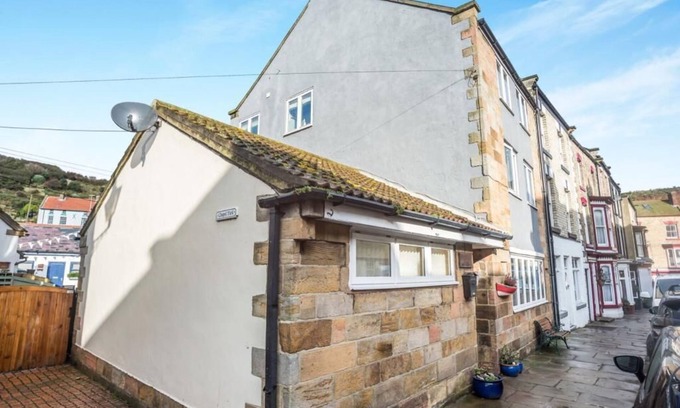 Staithes Cottage | Cozy 3-Bed Cottage Near Beach with Ocean View & Pool
