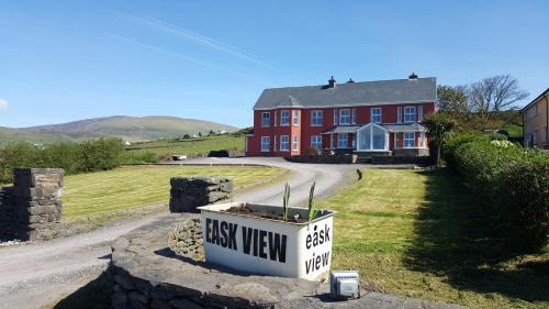 Dingle House | Top-Rated Eask View Dingle with Kitchen Amenities