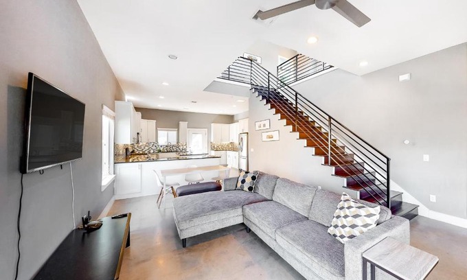 St. John - Coronado Hills House | Discover Pet-Friendly Comfort at East Austin Hotel