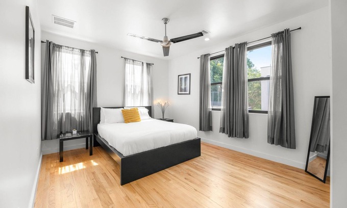 East Cesar Chavez Apartment | East Austin Condo - 2 Bedrooms & Parking