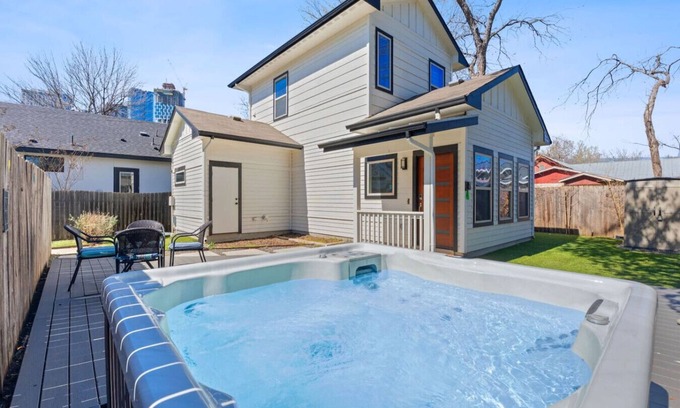 East Cesar Chavez House | East Austin Gem | Hot tub | Perfect Location