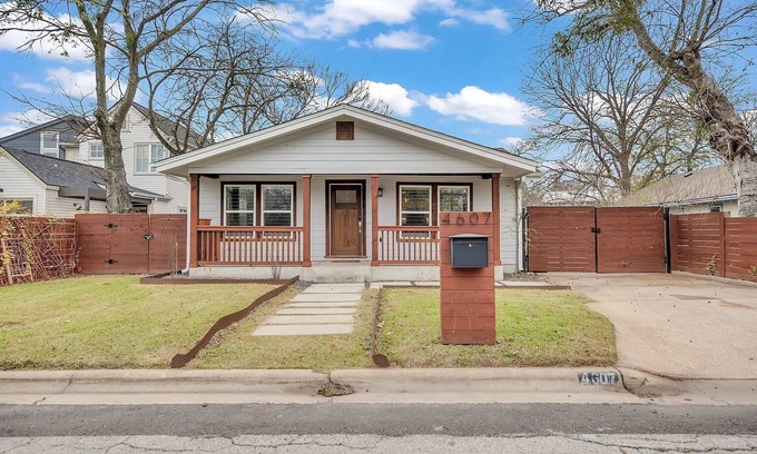 East MLK House | East Austin Getaway | 4BR | BBQ | Pool | DT | ACL